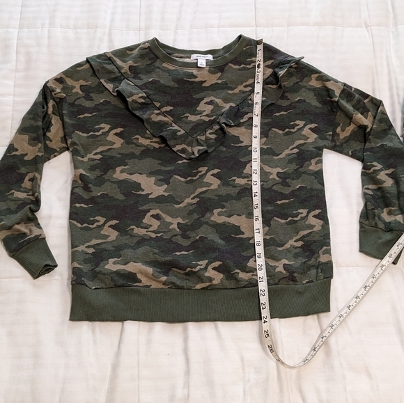Nine West ladies camouflage sweatshirt with feminine v ruffle size large - Picture 2 of 6